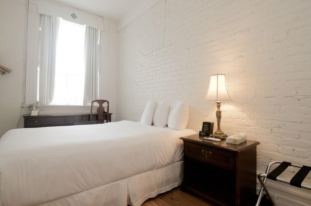 Ambrose House & Cafe - Self Check-In Guesthouse มอนทรีอัล ภายนอก รูปภาพ