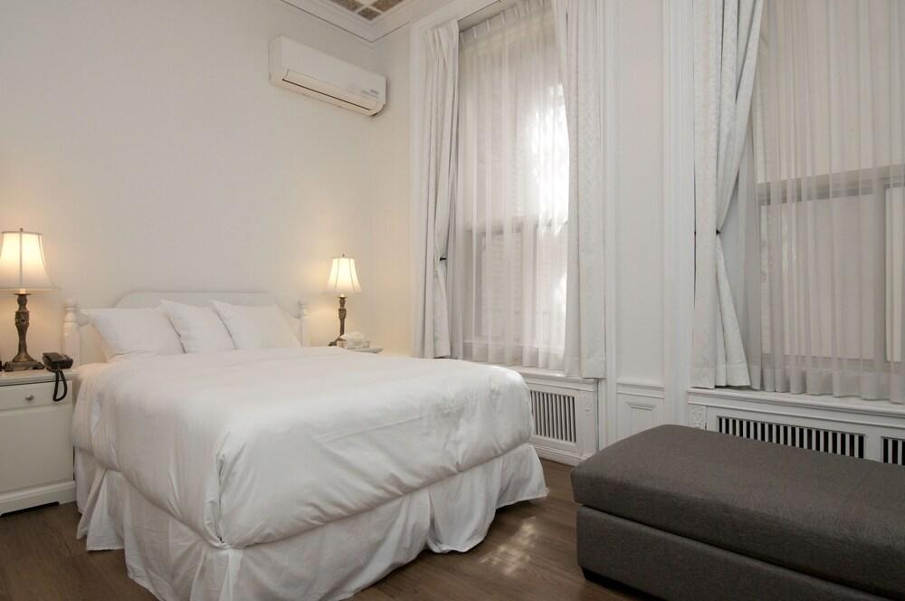 Ambrose House & Cafe - Self Check-In Guesthouse มอนทรีอัล ภายนอก รูปภาพ