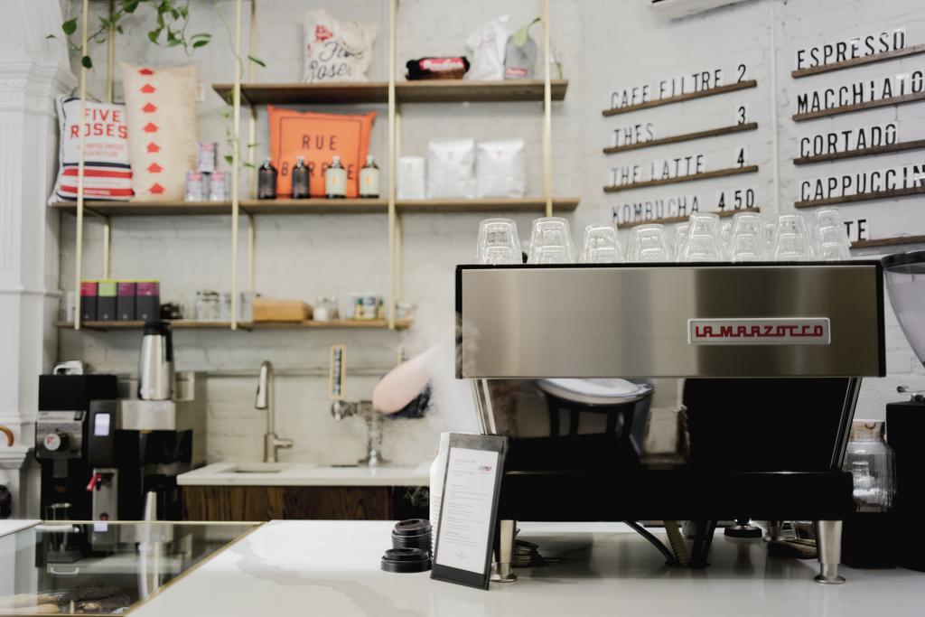 Ambrose House & Cafe - Self Check-In Guesthouse มอนทรีอัล ภายนอก รูปภาพ