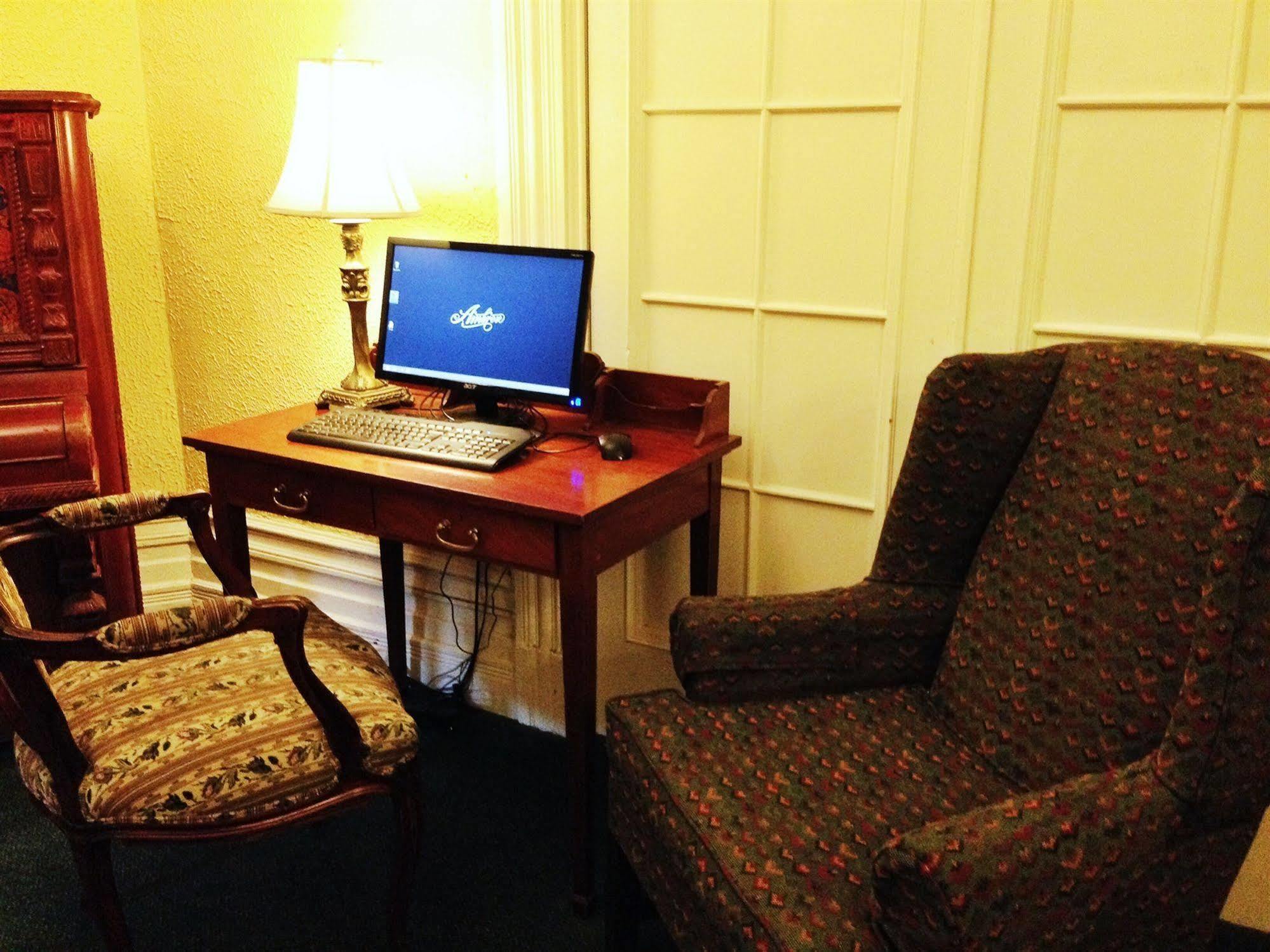 Ambrose House & Cafe - Self Check-In Guesthouse มอนทรีอัล ภายนอก รูปภาพ