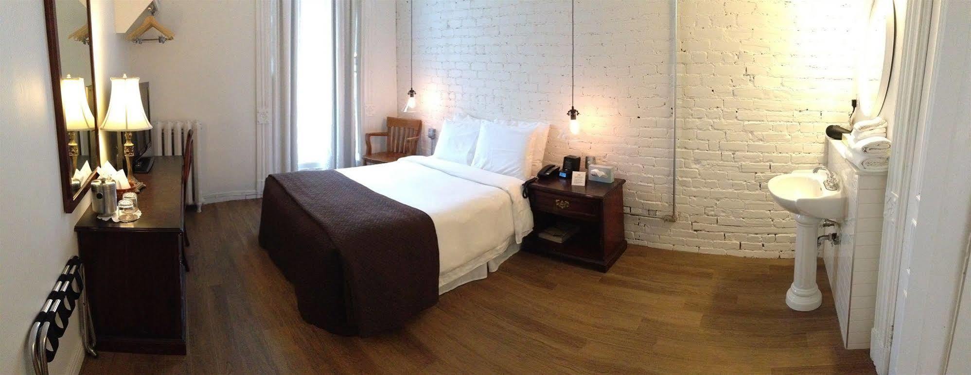 Ambrose House & Cafe - Self Check-In Guesthouse มอนทรีอัล ภายนอก รูปภาพ