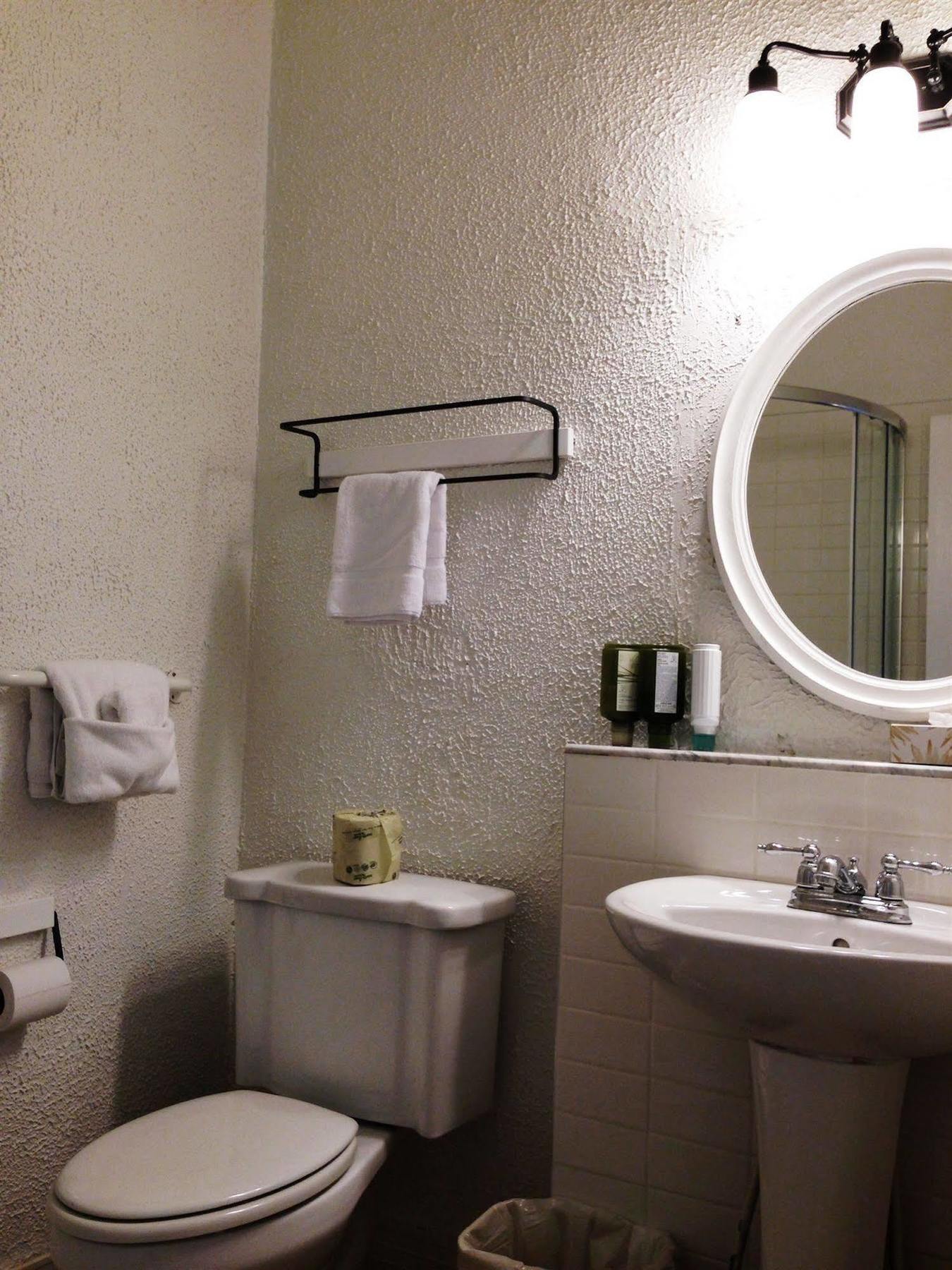 Ambrose House & Cafe - Self Check-In Guesthouse มอนทรีอัล ภายนอก รูปภาพ